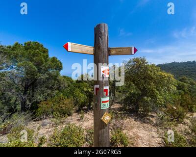 Indicazioni stradali sul sentiero costiero spagnolo della Costa Brava, noto anche come GR92 Cami de Ronda, che va verso l'interno dopo Tossa de Mar Foto Stock