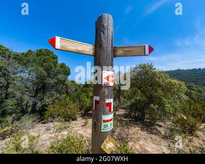 Indicazioni stradali sul sentiero costiero spagnolo della Costa Brava, noto anche come GR92 Cami de Ronda, che va verso l'interno dopo Tossa de Mar Foto Stock