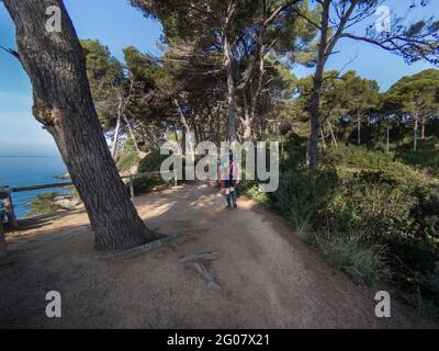 Vacanze escursionistiche lungo il sentiero costiero spagnolo della Costa Brava, noto anche come GR92, passando vicino a Tossa de Mar Foto Stock