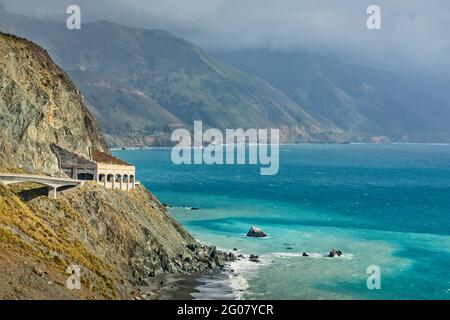 La costa di Big sur con un tunnel sulla Pacific Coast Highway 1, California Foto Stock