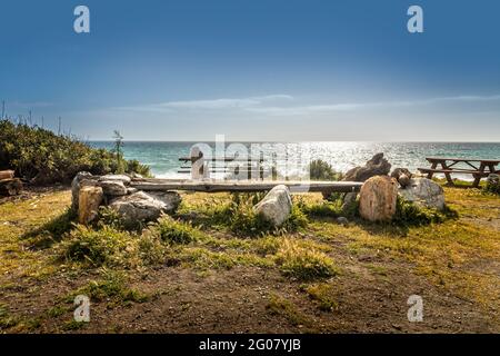 Area di riposo con tavoli da picnic sulla costa di Big sur, California Foto Stock