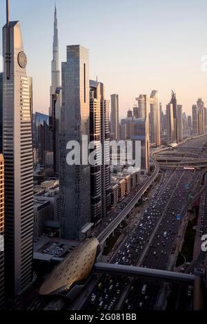 Incredibile skyline delle moderne torri della città di Dubai visto da punto panoramico alto all'ora del tramonto con cielo limpido Foto Stock