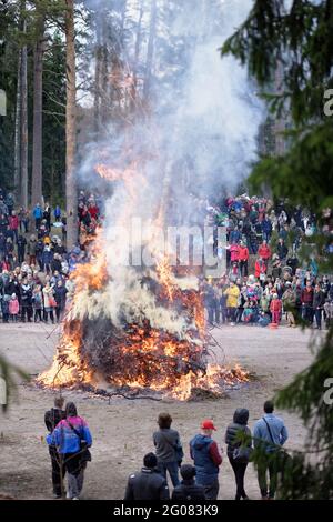 Persone intorno al falò pasquale sull'isola di Seurasaari a Helsinki, Finlandia Foto Stock