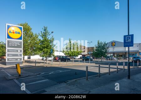 Il supermercato Lidl e il parcheggio auto a Hanwell, Londra, Regno Unito. Foto Stock