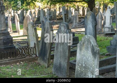 Lapidi nel cimitero di Hanwell a Londra, Regno Unito, sono un ricordo duraturo di coloro che hanno vissuto e sono morti prima di noi. Foto Stock