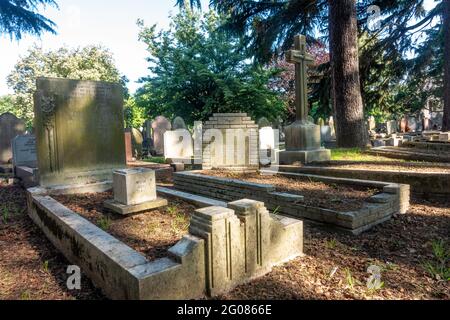 Lapidi nel cimitero di Hanwell a Londra, Regno Unito, sono un ricordo duraturo di coloro che hanno vissuto e sono morti prima di noi. Foto Stock