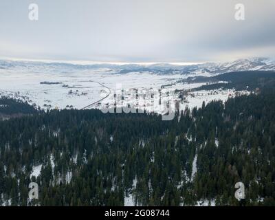 Veduta aerea della pineta e della piccola città di Zabljak, Montenegro Foto Stock