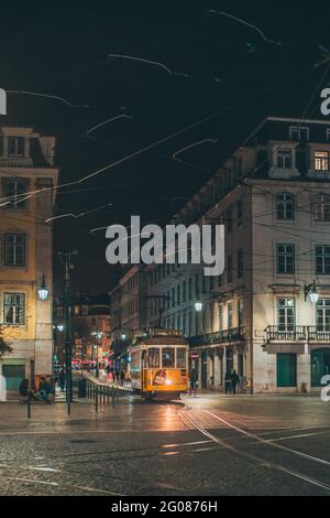 tram per le strade di lisbona Foto Stock