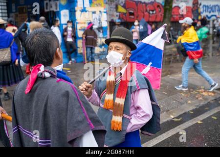 A Botoga, Colombia, 30 maggio 2021 dimostrazione della comunità indigena Misak contro la violenza del governo e della polizia Foto Stock