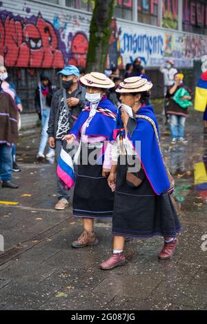 A Botoga, Colombia, 30 maggio 2021 dimostrazione della comunità indigena Misak contro la violenza del governo e della polizia Foto Stock