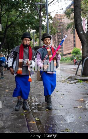 A Botoga, Colombia, 30 maggio 2021 dimostrazione della comunità indigena Misak contro la violenza del governo e della polizia Foto Stock