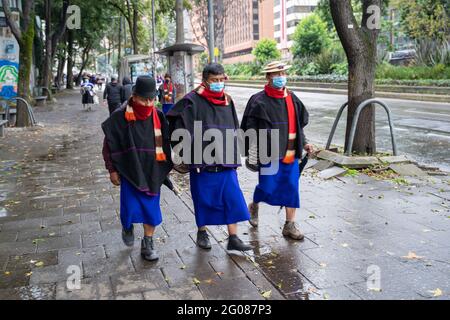 A Botoga, Colombia, 30 maggio 2021 dimostrazione della comunità indigena Misak contro la violenza del governo e della polizia Foto Stock