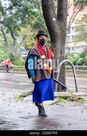 A Botoga, Colombia, 30 maggio 2021 dimostrazione della comunità indigena Misak contro la violenza del governo e della polizia Foto Stock