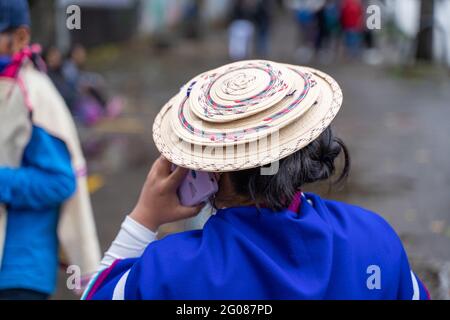 A Botoga, Colombia, 30 maggio 2021 dimostrazione della comunità indigena Misak contro la violenza del governo e della polizia Foto Stock