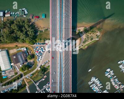 La più recente 'Most na Adi' - letteralmente Ponte sopra Ada / isola fluviale a Belgrado, Serbia; ponte collega l'Europa continentale con i Balcani oltre il fiume Foto Stock