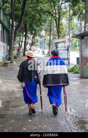 A Botoga, Colombia, 30 maggio 2021 dimostrazione della comunità indigena Misak contro la violenza del governo e della polizia Foto Stock