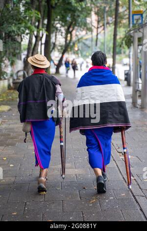 A Botoga, Colombia, 30 maggio 2021 dimostrazione della comunità indigena Misak contro la violenza del governo e della polizia Foto Stock