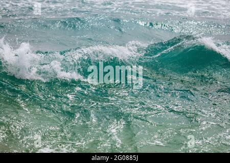 Modello naturale di superficie azzurra e ruvida con onde Foto Stock
