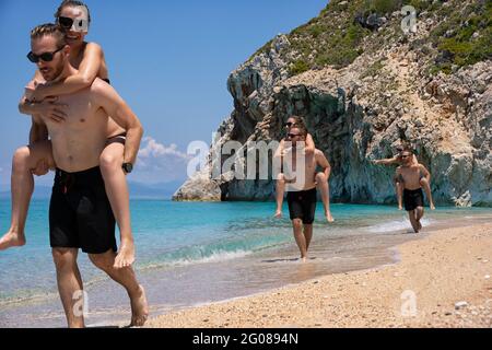 Giovane coppia che si diverte lungo la spiaggia Foto Stock