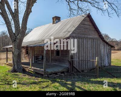 Vecchia cabina di legno del pioniere abbandonato con un portico anteriore coperto, in Alabama rurale, Stati Uniti. Foto Stock