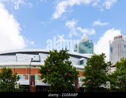 CHARLOTTE, NC, USA-30 MAGGIO 2021: Arena di pallacanestro al coperto Spectrum Center con grattacieli dietro. Foto Stock