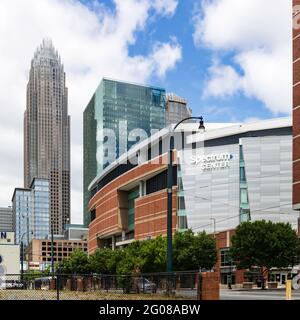CHARLOTTE, NC, USA-30 MAGGIO 2021: Arena di pallacanestro al coperto Spectrum Center con grattacieli dietro. Foto Stock