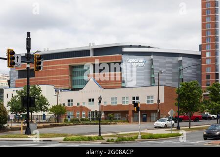 CHARLOTTE, NC, USA-30 MAGGIO 2021: Stadio di pallacanestro al coperto dello Spectrum Center. Foto Stock