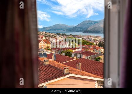 Finestra vista di Argostoli, capitale di Cefalonia e molti tetti Foto Stock