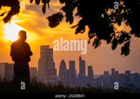 Londra, Regno Unito. 1 giugno 2021. Regno Unito Meteo: Il tramonto spettacolare sulla città visto dalla cima del Greenwich Park mentre il clima caldo è impostato per continuare durante tutta la settimana. Credit: Guy Corbishley/Alamy Live News Foto Stock