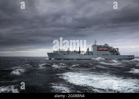 USNS William McLean un oleatore di flotta appartenente alla classe Lewis e Clark gestito dal comando militare di Sealift per conto della marina statunitense Foto Stock