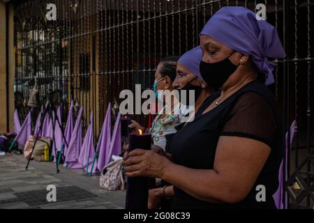 Medellin, Colombia. 31 maggio 2021 gruppi di femministe partecipano a una Veglia per la vita dei dimostranti durante le proteste anti-governative che lasciano almeno 70 morti nel primo mese di proteste contro il governo del presidente Ivan Duque e la brutalità della polizia il 31 maggio 2021 a Medellin, Colombia. Foto Stock