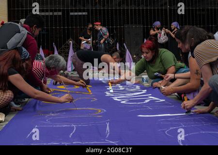 Medellin, Colombia. 31 maggio 2021 gruppi di femministe partecipano a una Veglia per la vita dei dimostranti durante le proteste anti-governative che lasciano almeno 70 morti nel primo mese di proteste contro il governo del presidente Ivan Duque e la brutalità della polizia il 31 maggio 2021 a Medellin, Colombia. Foto Stock