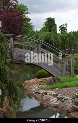 Ponte pedonale ornamentale presso il giardino giapponese Foto Stock