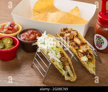 Mix di cibo messicano sul tavolo del ristorante Foto Stock