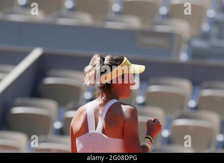 Parigi, Francia. 1 giugno 2021. Bernarda Pera degli Stati Uniti festeggia durante la prima partita femminile contro Ashleigh Barty dell'Australia al torneo di tennis French Open di Roland Garros a Parigi, Francia, il 1° giugno 2021. Credit: Gao Jing/Xinhua/Alamy Live News Foto Stock