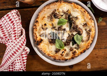 Pizza napoletana appena sfornata con formaggio e funghi Foto Stock