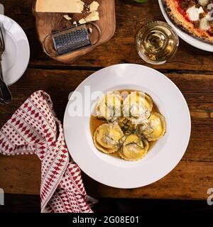 Ravioli al burro marrone appena fatti con salvia Foto Stock