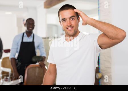 Uomo soddisfatto al parrucchiere Foto Stock