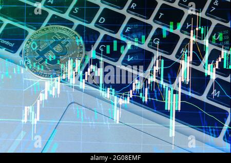 Doppia esposizione di statistiche virtuali astratte grafici di dati borsa finanziaria e bitcoin su tastiera computer portatile analisi di business trading. Foto Stock