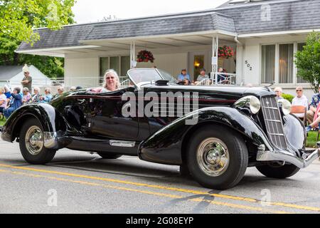 Un'Auburn Speedster Boattail nera sovralimentata passa attraverso Auburn, Indiana, durante la sfilata del Festival Auburn Cord Duesenberg 2019. Foto Stock