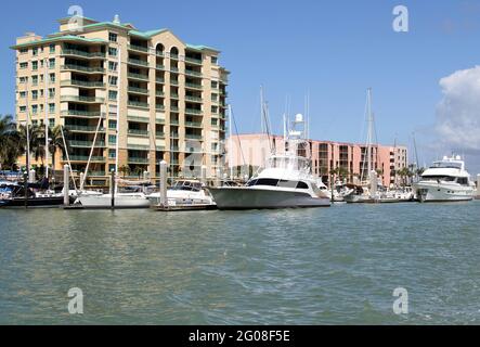 Barche e yacht al molo in un porto turistico, yacht di lusso nel porto di Marco Island Foto Stock