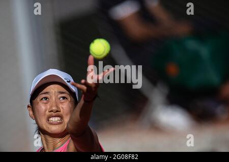 Parigi, Francia. 1 giugno 2021. Zhang Shuai della Cina serve durante la prima partita femminile contro Varvara Lepchenko degli Stati Uniti al torneo di tennis French Open al Roland Garros a Parigi, Francia, il 1° giugno 2021. Credit: Aurelien Morissard/Xinhua/Alamy Live News Foto Stock