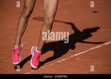 Parigi, Francia. 1 giugno 2021. Zhang Shuai della Cina serve durante la prima partita femminile contro Varvara Lepchenko degli Stati Uniti al torneo di tennis French Open al Roland Garros a Parigi, Francia, il 1° giugno 2021. Credit: Aurelien Morissard/Xinhua/Alamy Live News Foto Stock