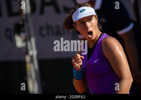 Parigi, Francia. 1 giugno 2021. Varvara Lepchenko degli Stati Uniti festeggia durante la prima partita femminile contro Zhang Shuai della Cina al torneo di tennis French Open di Roland Garros a Parigi, Francia, 1 giugno 2021. Credit: Aurelien Morissard/Xinhua/Alamy Live News Foto Stock