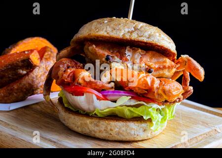 Fuoco selettivo di hamburger di granchio con patatine, cibo fusion Foto Stock