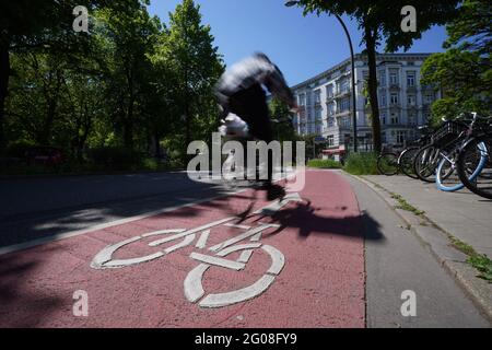 Amburgo, Germania. 31 maggio 2021. I ciclisti cavalcano nella pista ciclabile segnata con vernice rossa a Klosterstersterstersterstersterstersterstern. Il 03.06.2021 è la Giornata Mondiale della bicicletta. (A dpa: 'In bicicletta attraverso la città: Idee sbagliate popolari') Credit: Marcus Brandt/dpa/Alamy Live News Foto Stock