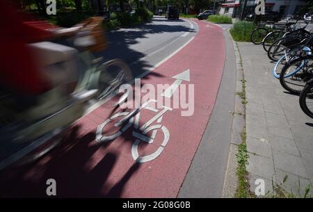 Amburgo, Germania. 31 maggio 2021. I ciclisti cavalcano nella pista ciclabile segnata con vernice rossa a Klosterstersterstersterstersterstersterstern. Il 03.06.2021 è la Giornata Mondiale della bicicletta. (A dpa: 'In bicicletta attraverso la città: Idee sbagliate popolari') Credit: Marcus Brandt/dpa/Alamy Live News Foto Stock