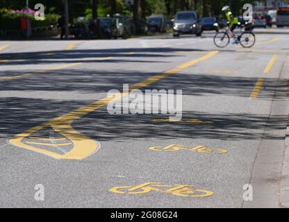 Amburgo, Germania. 31 maggio 2021. Un ciclista attraversa la nuova pista ciclabile pop-up Hallerstrasse. Il 03.06.2021 è la Giornata Mondiale della bicicletta. (A dpa: 'In bicicletta attraverso la città: Idee sbagliate popolari') Credit: Marcus Brandt/dpa/Alamy Live News Foto Stock