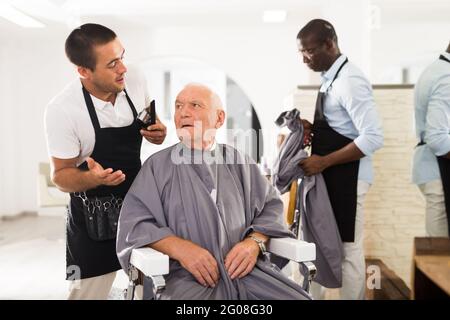 Cliente anziano insoddisfatto di haircut Foto Stock