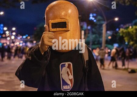 Medellin, Colombia il 31 maggio 2021. Un dimostratore si pone per una foto mentre usa una maschera di saldatura per proteggere la sua identità come un gruppo di dimostranti agganciati scontri con la polizia colombiana di rivolta (ESMAD) a Medellin, Colombia durante le proteste contro il governo contro la riforma fiscale e sanitaria del Presidente Ivan Duque e la brutalità e i disordini della polizia che lasciano almeno 70 morti nel mese scorso, a Medellin, Colombia, il 31 maggio 2021. Foto Stock